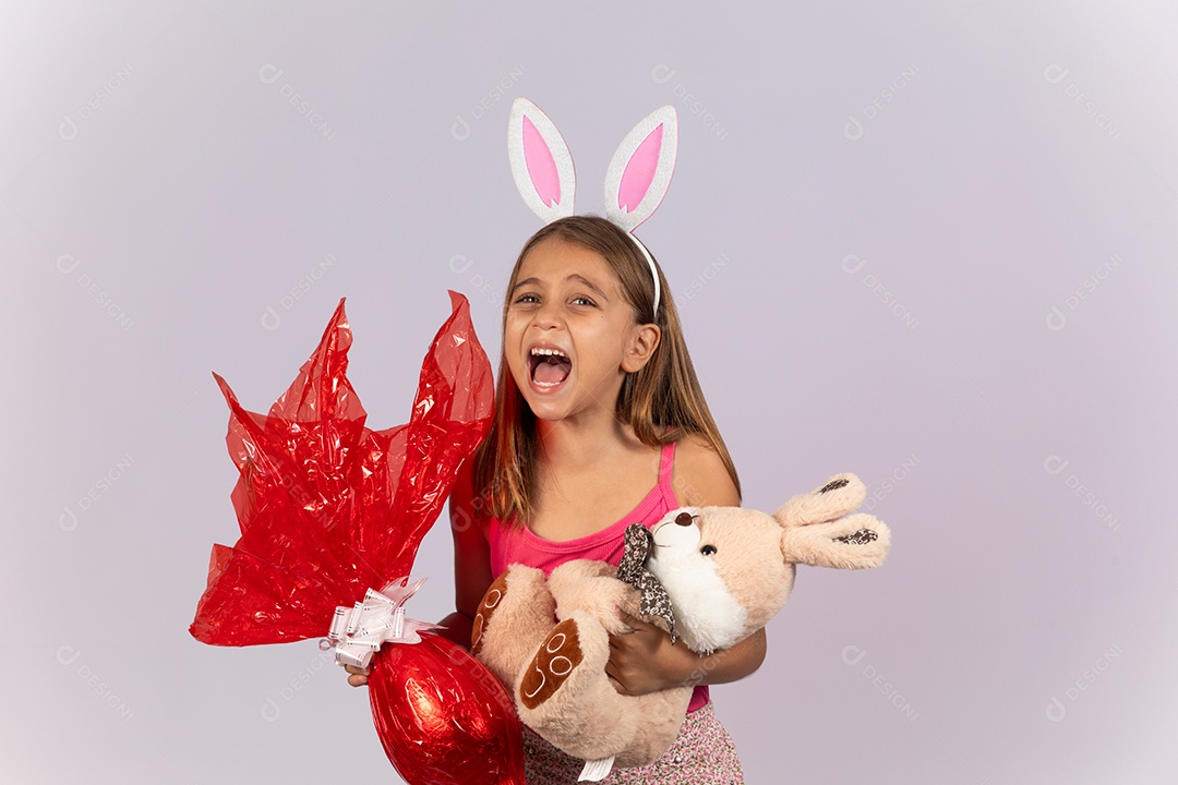 Linda garotinha segurando ovos chocolates celebrando páscoa