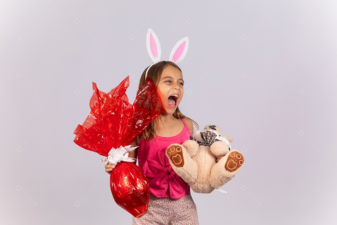 Linda garotinha segurando ovos chocolates celebrando páscoa