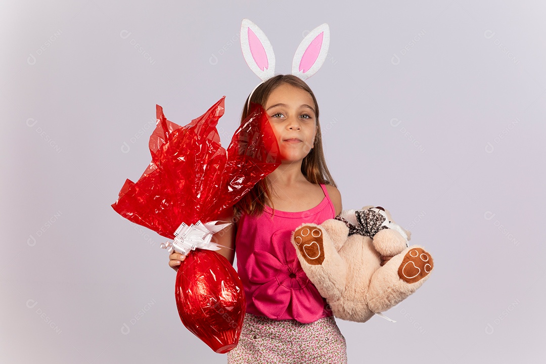 Linda garotinha segurando ovos chocolates celebrando páscoa