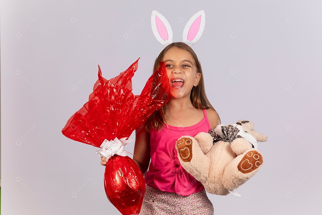 Linda garotinha segurando ovos chocolates celebrando páscoa