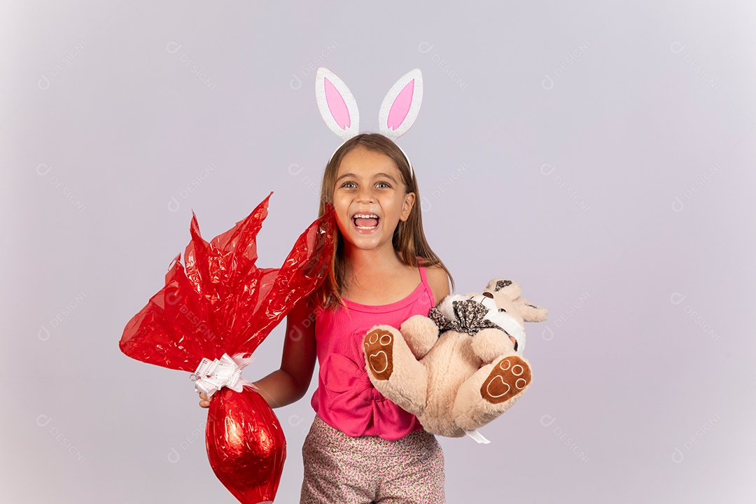 Linda garotinha segurando ovos chocolates celebrando páscoa