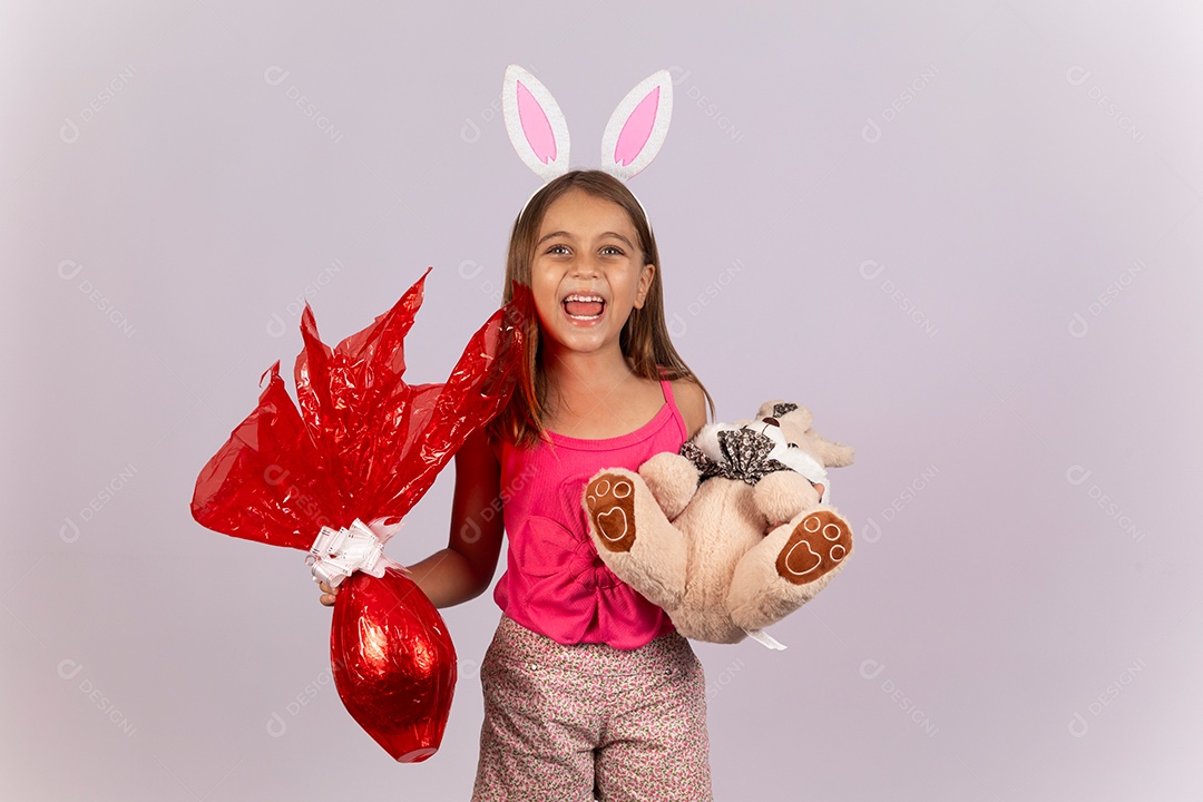 Linda garotinha segurando ovos chocolates celebrando páscoa
