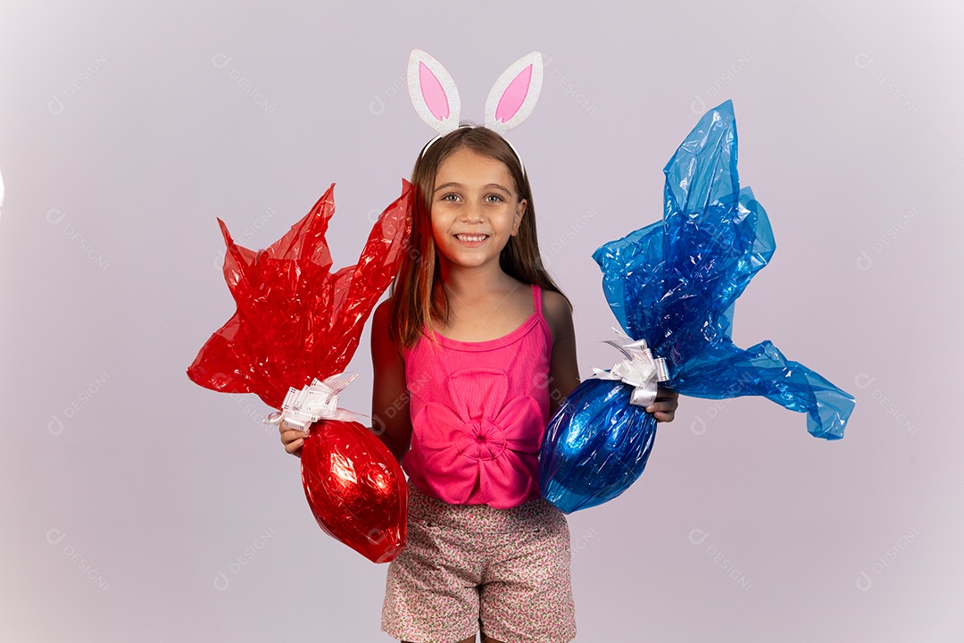 Linda garotinha segurando ovos chocolates celebrando páscoa