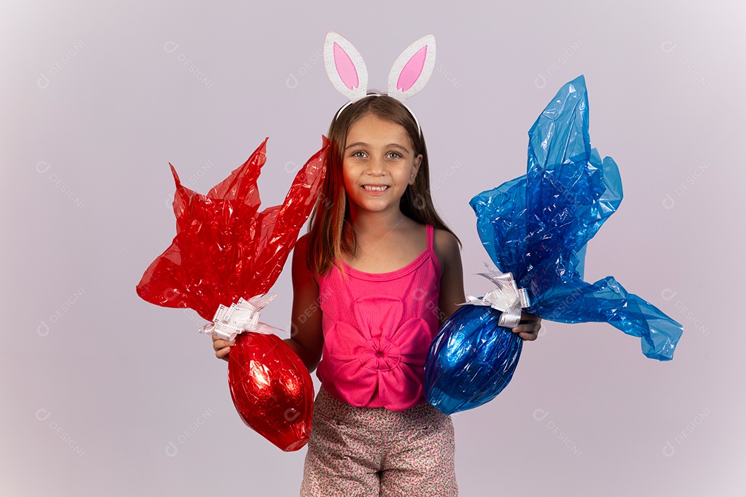 Linda garotinha segurando ovos chocolates celebrando páscoa