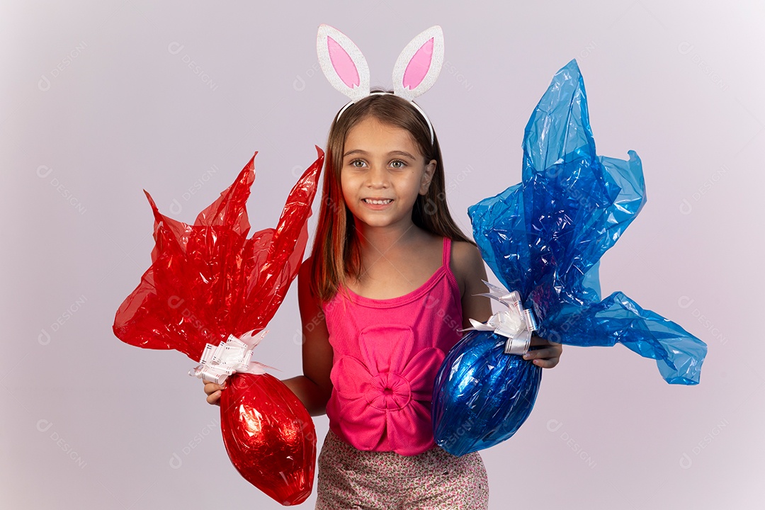 Linda garotinha segurando ovos chocolates celebrando páscoa