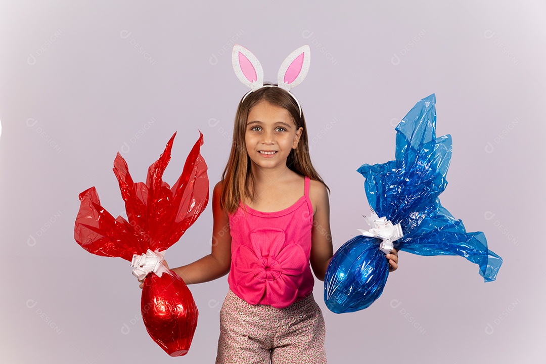 Linda garotinha segurando ovos chocolates celebrando páscoa