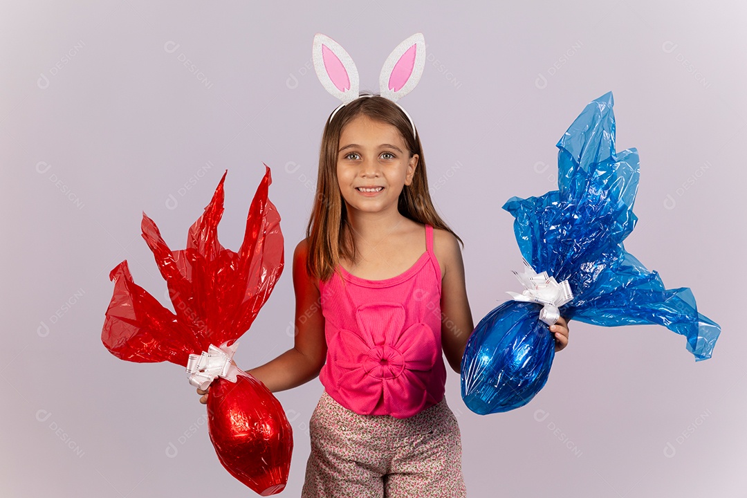 Linda garotinha segurando ovos chocolates celebrando páscoa