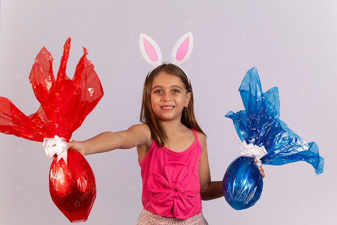 Linda garotinha segurando ovos chocolates celebrando páscoa