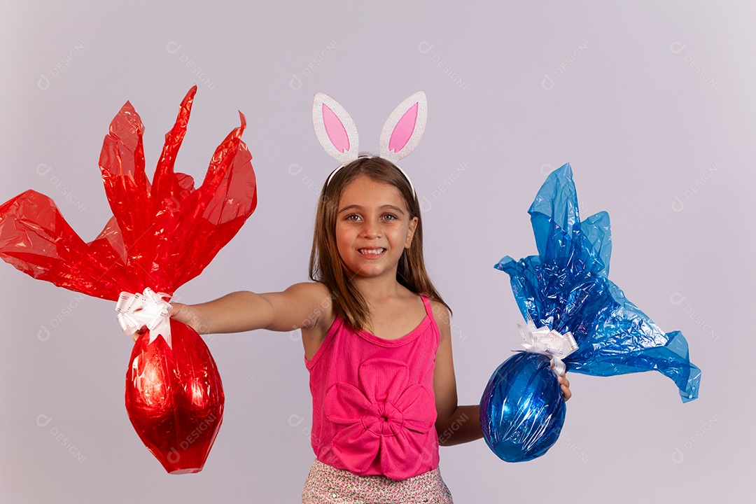 Linda garotinha segurando ovos chocolates celebrando páscoa