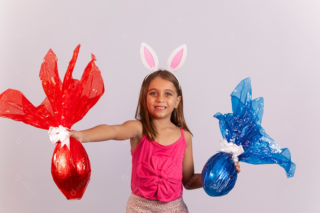 Linda garotinha segurando ovos chocolates celebrando páscoa