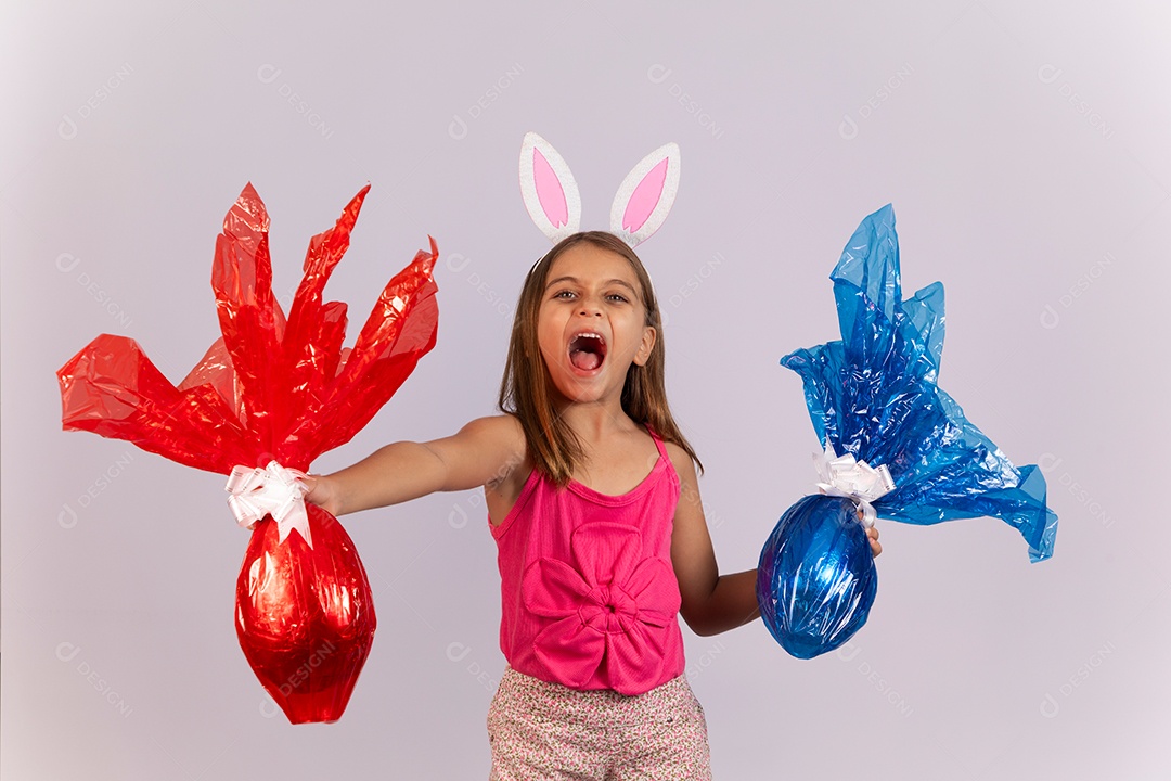 Linda garotinha segurando ovos chocolates celebrando páscoa