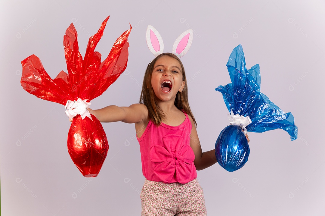 Linda garotinha segurando ovos chocolates celebrando páscoa