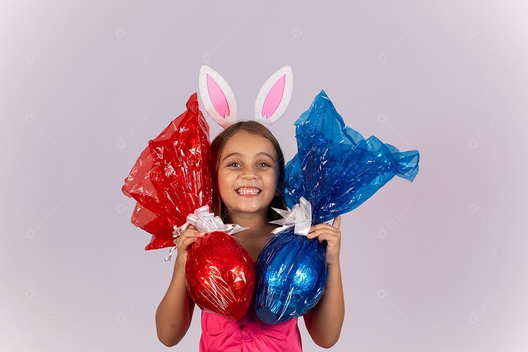 Linda garotinha segurando ovos chocolates celebrando páscoa
