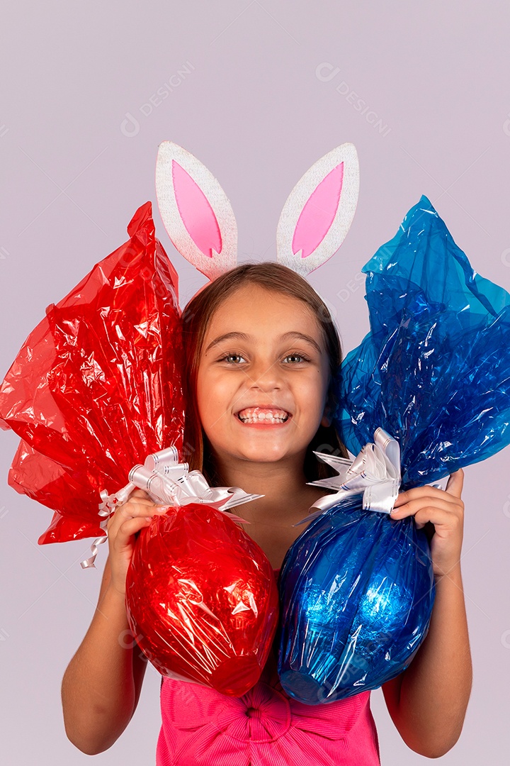 Linda garotinha segurando ovos chocolates celebrando páscoa