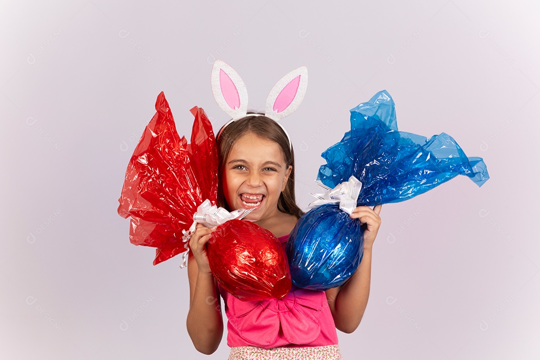 Linda garotinha segurando ovos chocolates celebrando páscoa