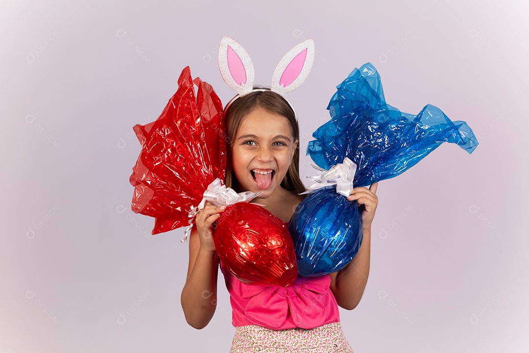 Linda garotinha segurando ovos chocolates celebrando páscoa