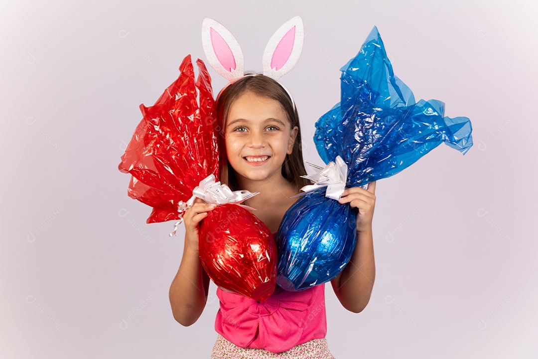 Linda garotinha segurando ovos chocolates celebrando páscoa