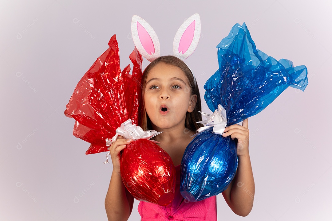 Linda garotinha segurando ovos chocolates celebrando páscoa