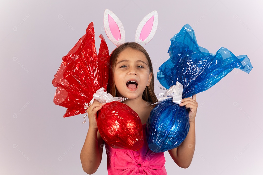 Linda garotinha segurando ovos chocolates celebrando páscoa