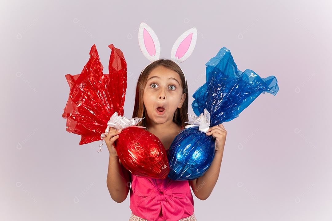 Linda garotinha segurando ovos chocolates celebrando páscoa Linda garotinha segurando ovos chocolates celebrando páscoa