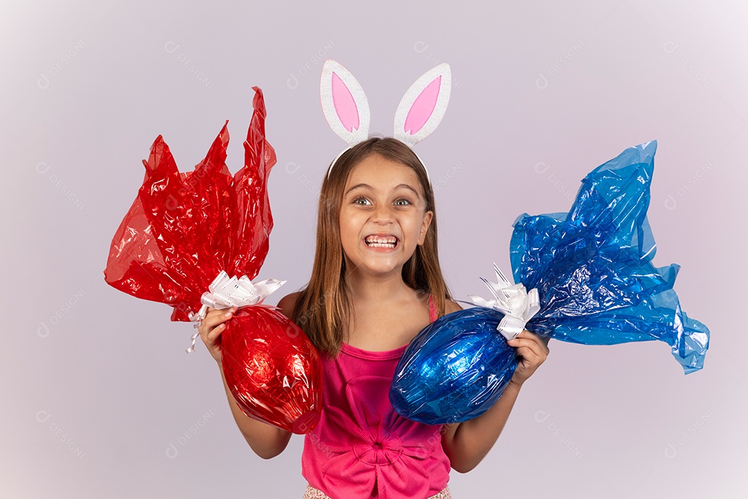 Linda garotinha segurando ovos chocolates celebrando páscoa