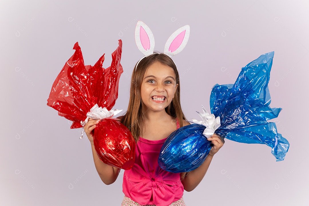 Linda garotinha segurando ovos chocolates celebrando páscoa
