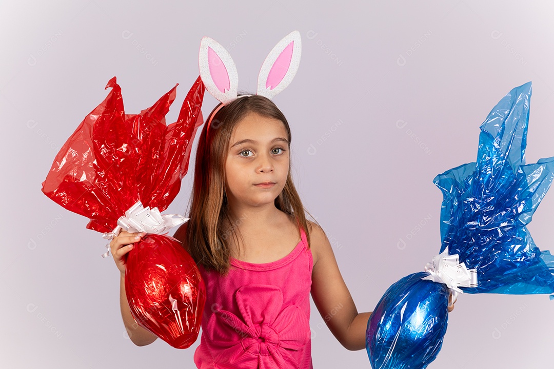Linda garotinha segurando ovos chocolates celebrando páscoa