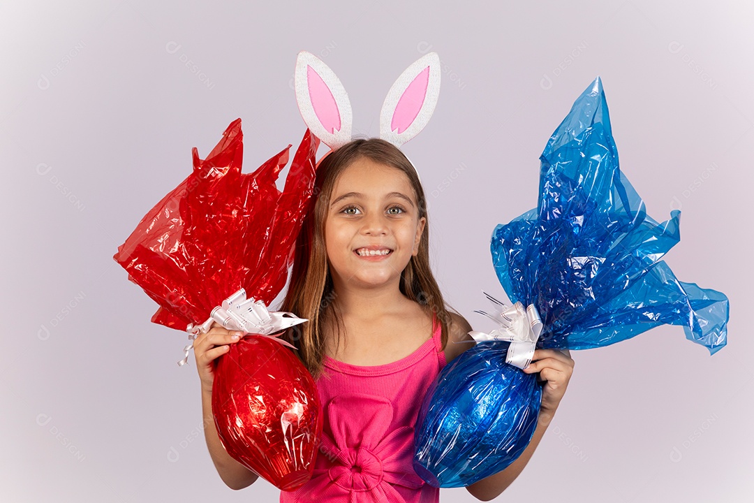 Linda garotinha segurando ovos chocolates celebrando páscoa