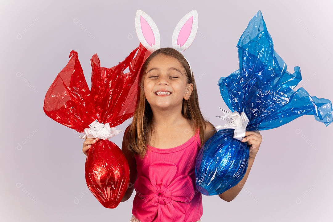 Linda garotinha segurando ovos chocolates celebrando páscoa