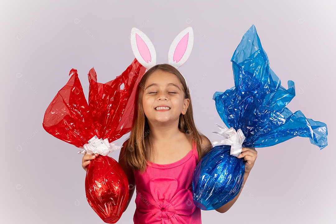 Linda garotinha segurando ovos chocolates celebrando páscoa