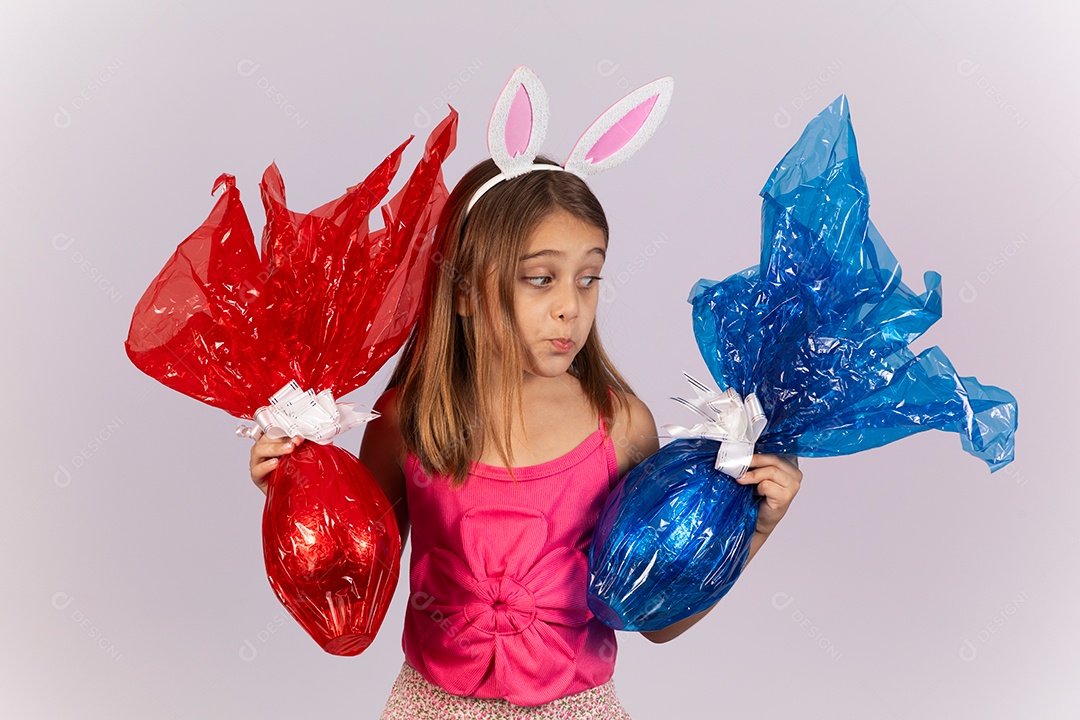 Linda garotinha segurando ovos chocolates celebrando páscoa