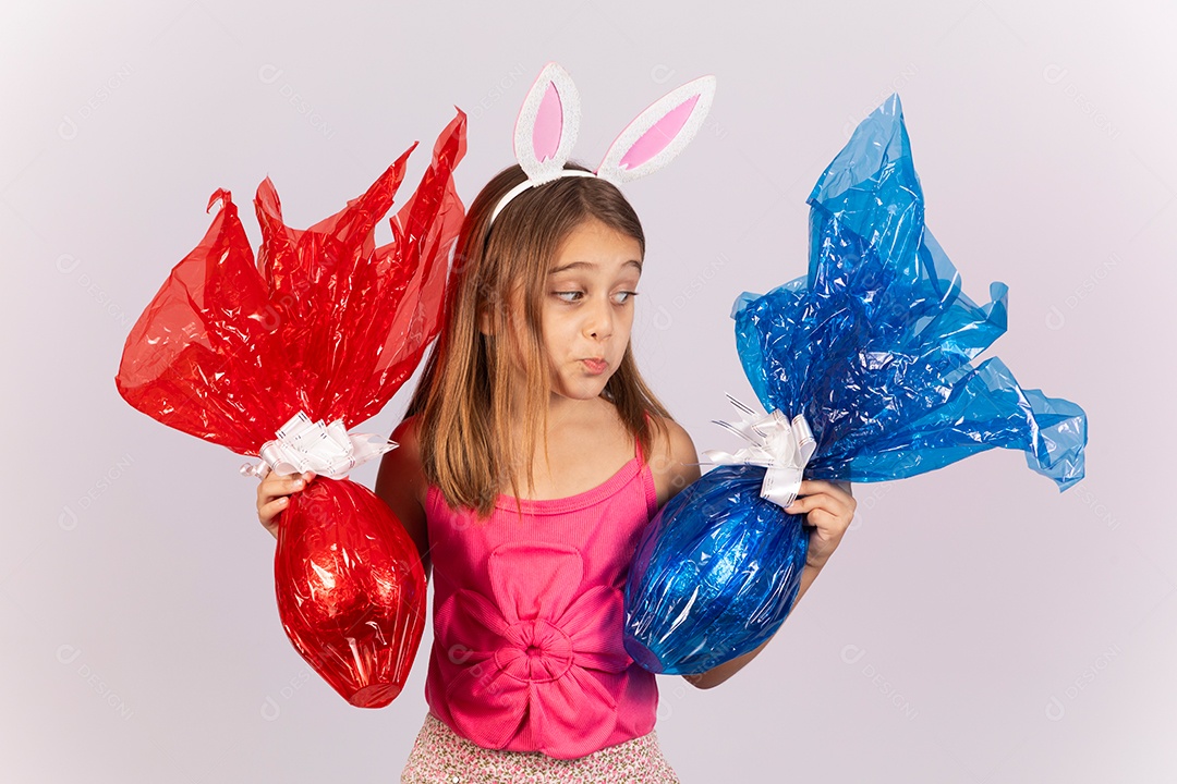 Linda garotinha segurando ovos chocolates celebrando páscoa