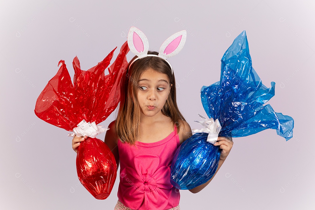 Linda garotinha segurando ovos chocolates celebrando páscoa