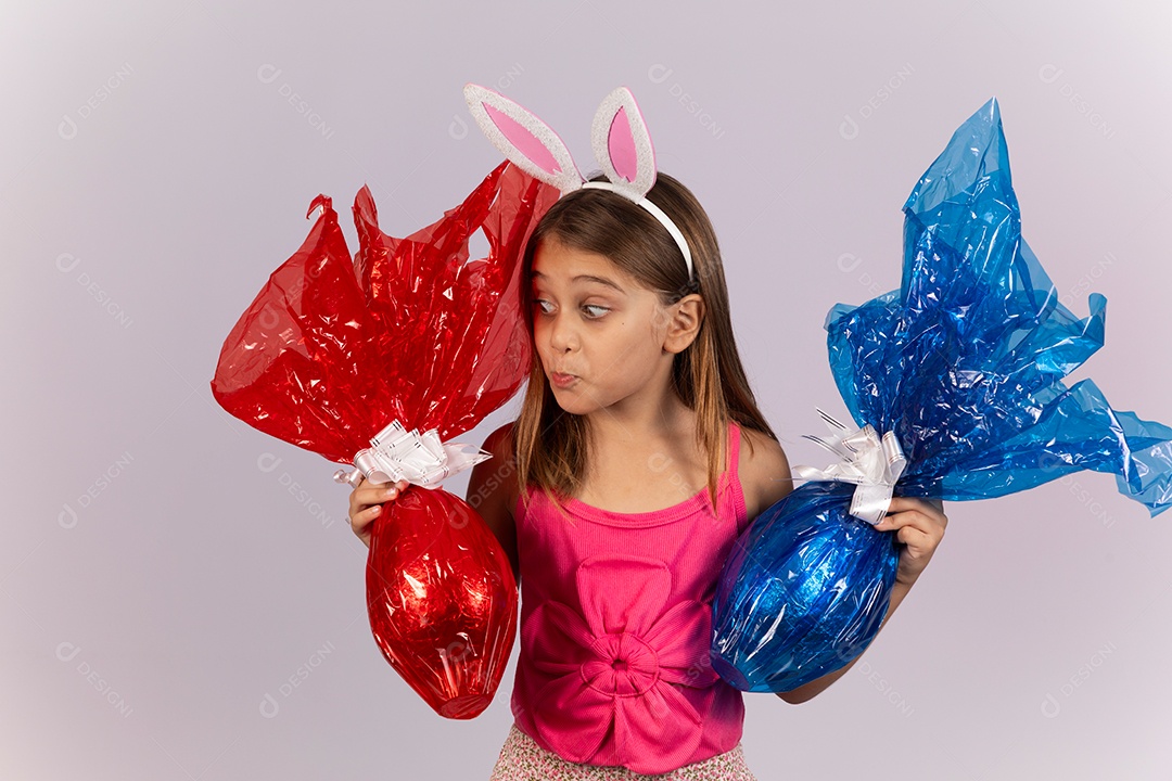 Linda garotinha segurando ovos chocolates celebrando páscoa