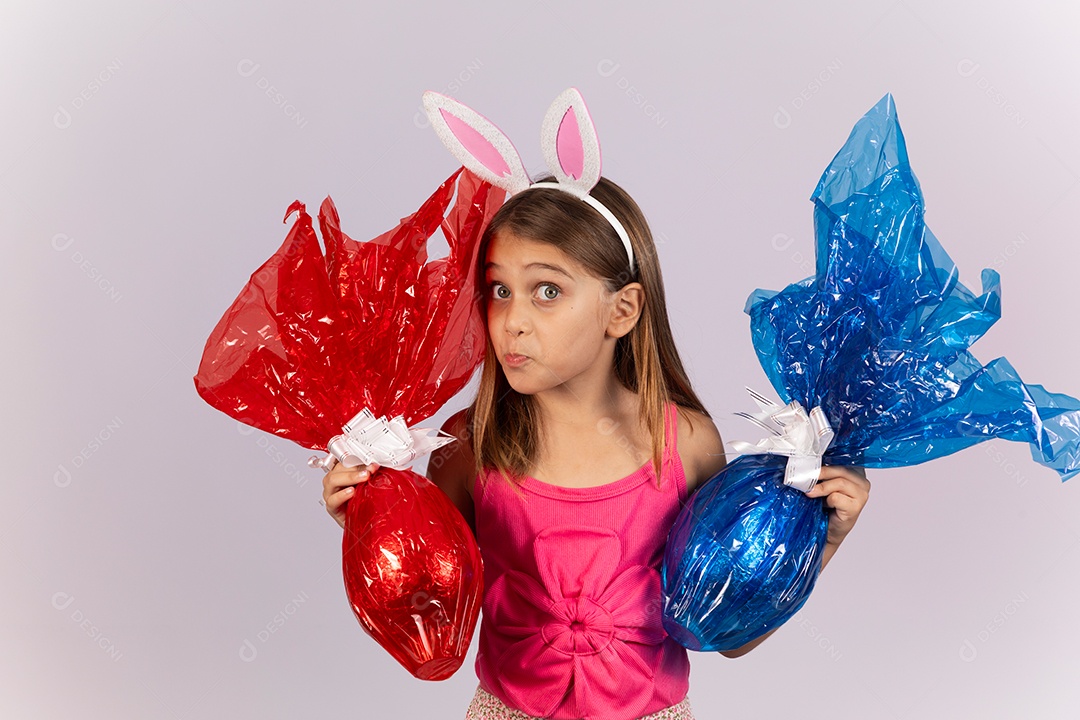 Linda garotinha segurando ovos chocolates celebrando páscoa