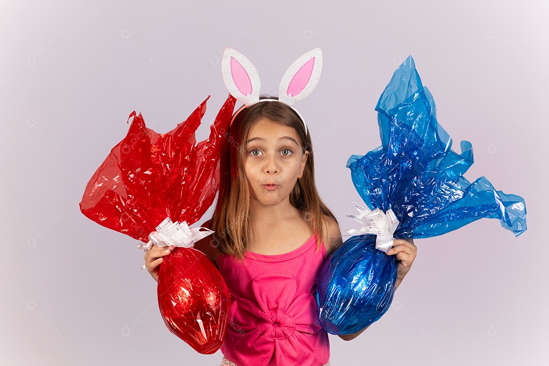 Linda garotinha segurando ovos chocolates celebrando páscoa