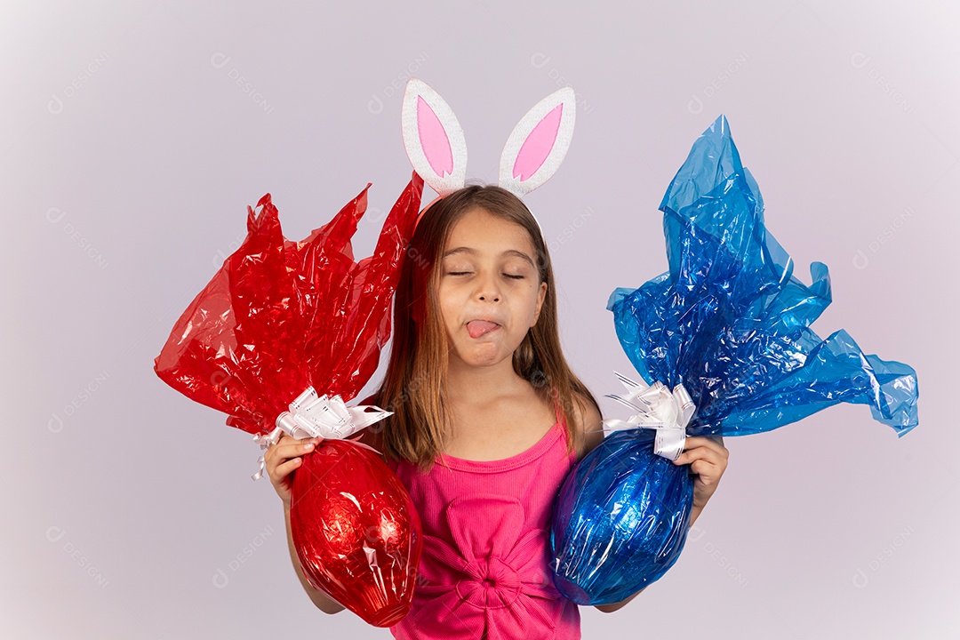 Linda garotinha segurando ovos chocolates celebrando páscoa