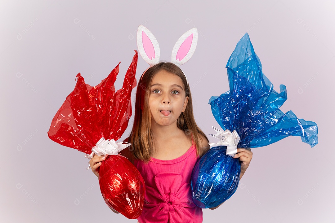 Linda garotinha segurando ovos chocolates celebrando páscoa