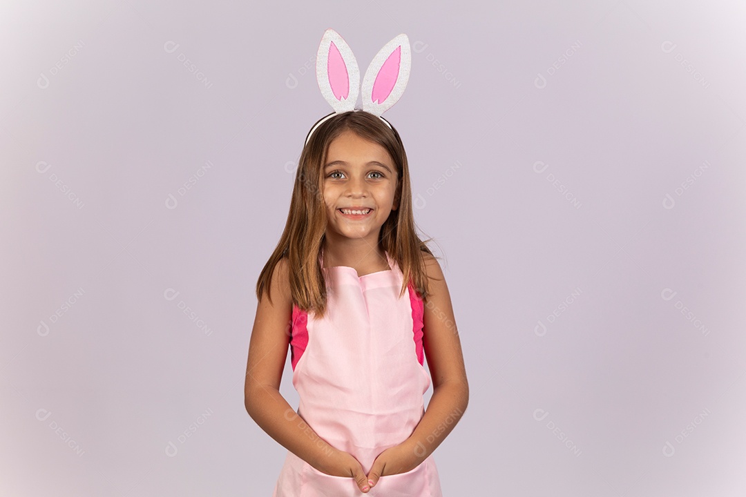 Linda garotinha usando tiara de coelho celebrando páscoa
