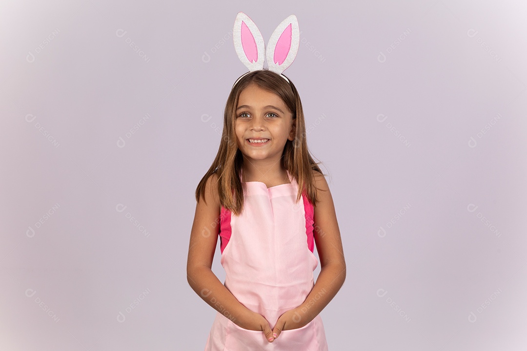 Linda garotinha usando tiara de coelho celebrando páscoa