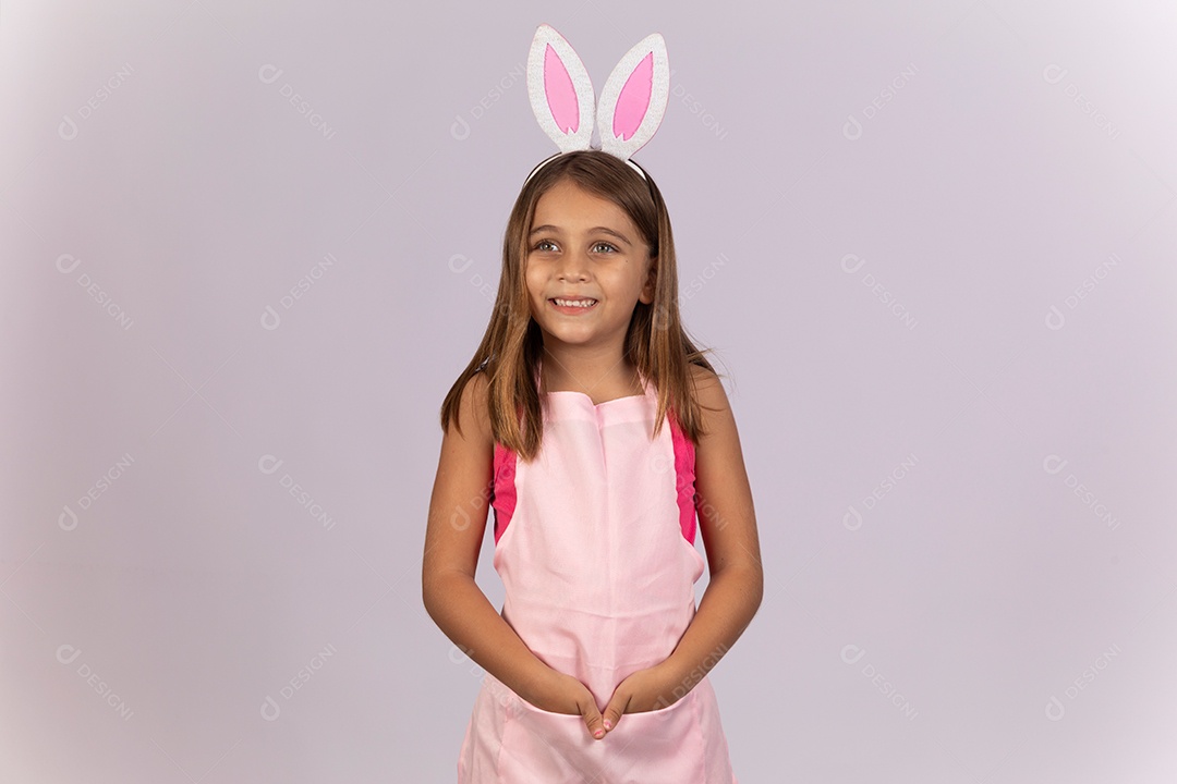 Linda garotinha usando tiara de coelho celebrando páscoa