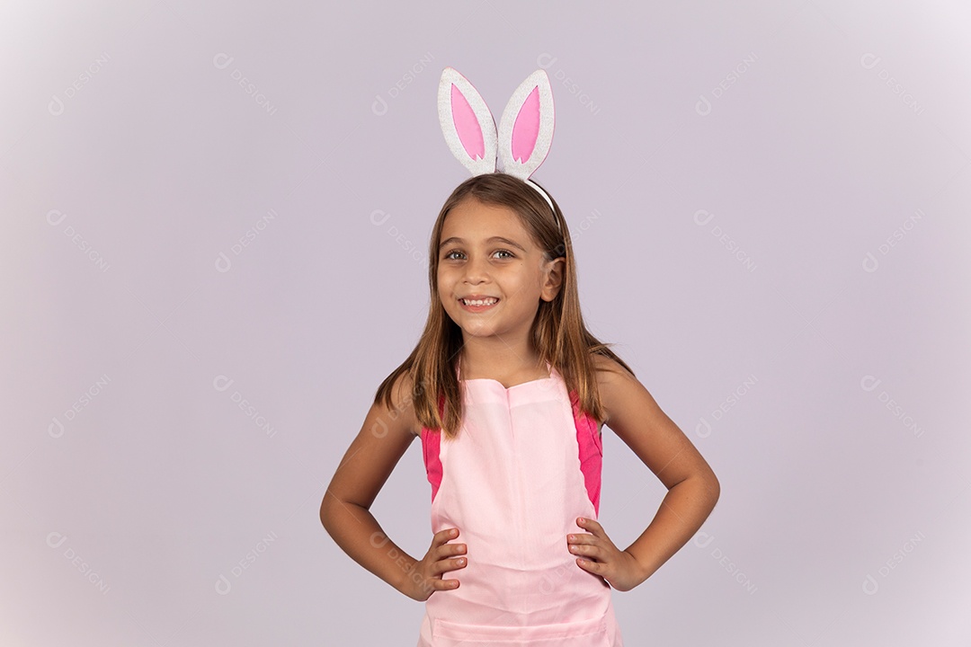 Linda garotinha usando tiara de coelho celebrando páscoa