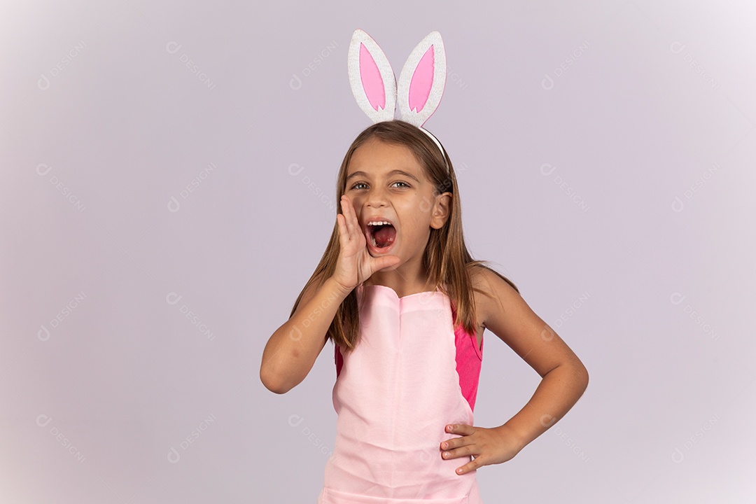 Linda garotinha comendo ovo de chocolate celebrando páscoa