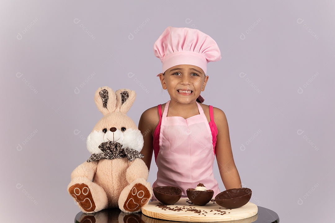 Linda garotinha usando chapéu de cozinheiro celebrando páscoa