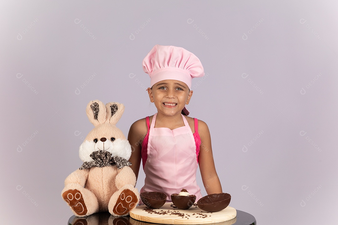 Linda garotinha usando chapéu de cozinheiro celebrando páscoa