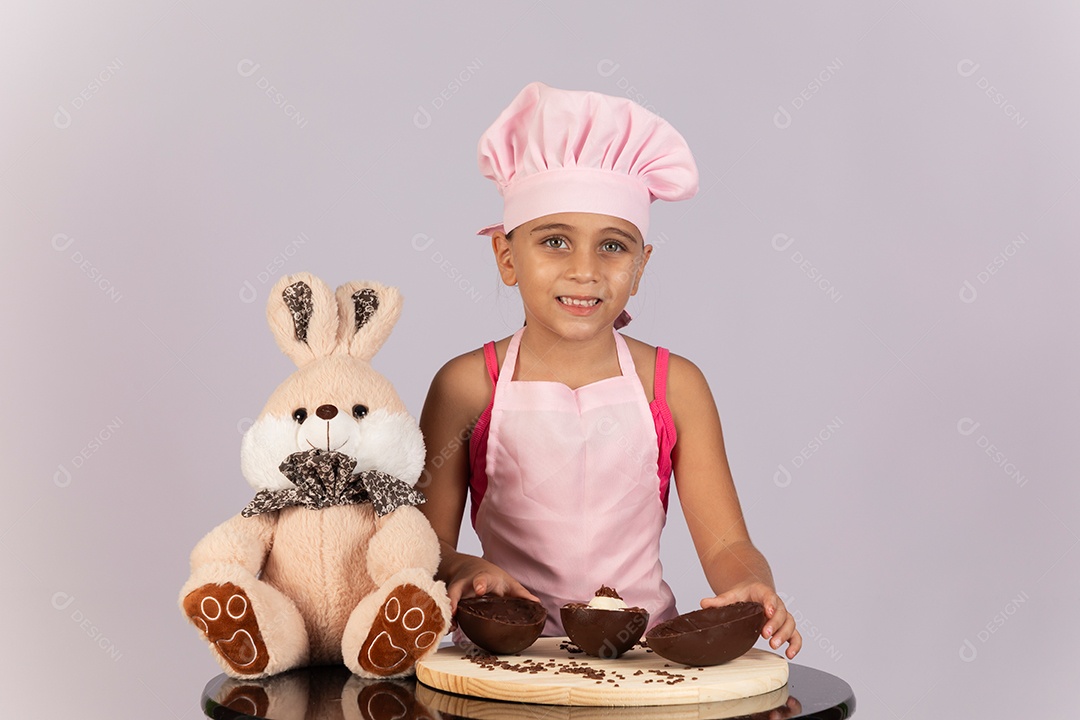 Linda garotinha usando chapéu de cozinheiro celebrando páscoa