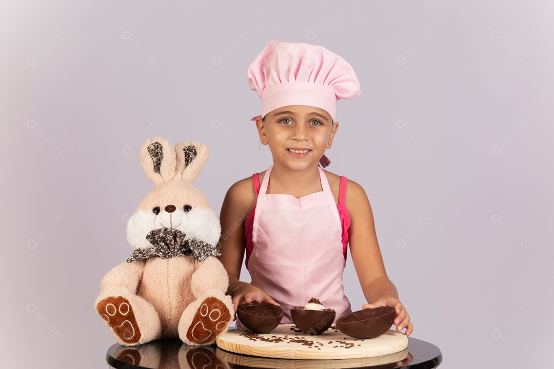 Linda garotinha usando chapéu de cozinheiro celebrando páscoa