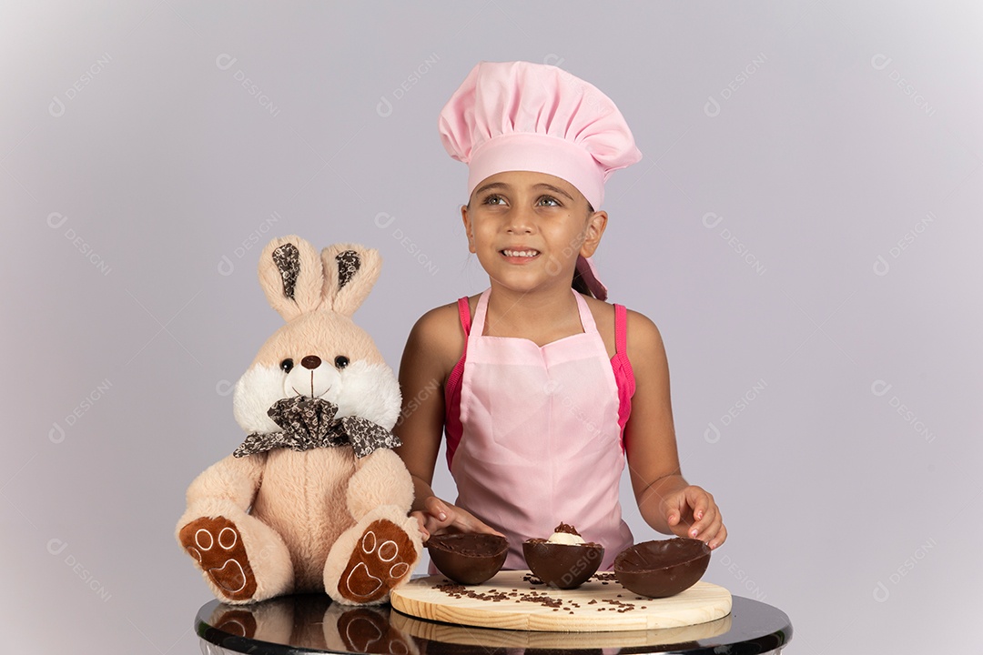 Linda garotinha usando chapéu de cozinheiro celebrando páscoa