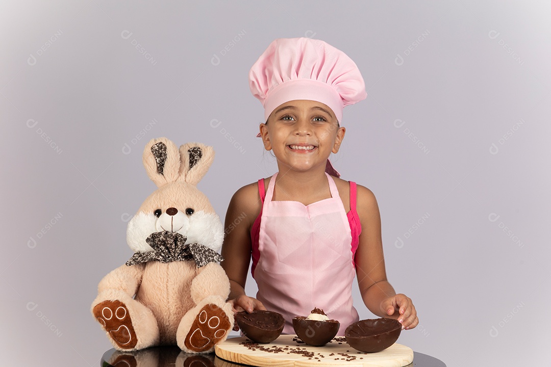 Linda garotinha usando chapéu de cozinheiro celebrando páscoa