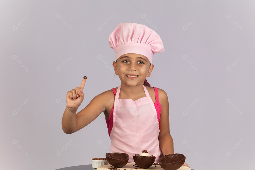 Linda garotinha usando chapéu de cozinheiro celebrando páscoa
